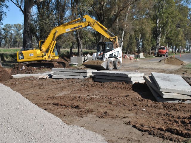 Trabajan en la rectificación de cuneta oeste y alcantarillado de Av. Maipú