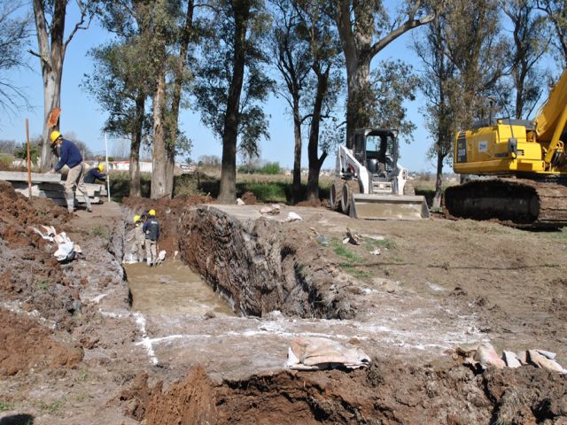 Trabajan en la rectificación de cuneta oeste y alcantarillado de Av. Maipú