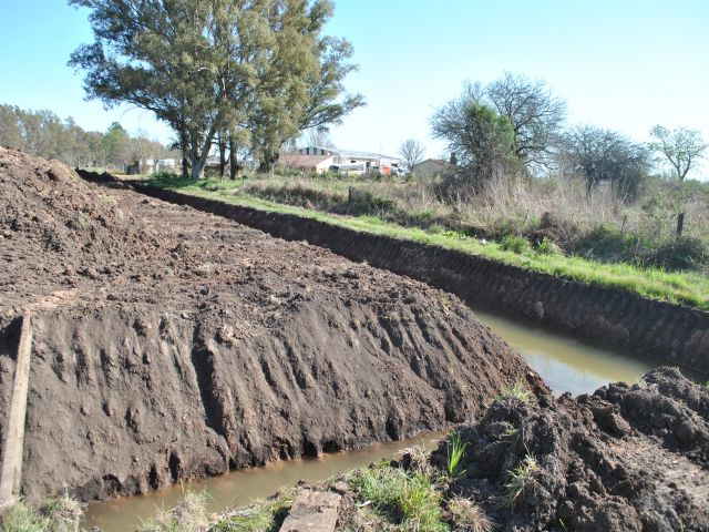 Trabajan en la rectificación de cuneta oeste y alcantarillado de Av. Maipú