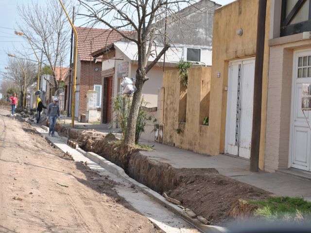 Continúa la obra de cordón cuneta en barrio CISPREN