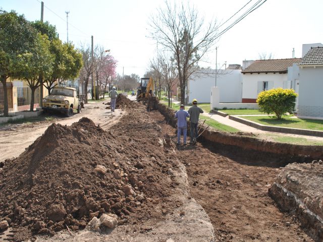 Continúa la obra de cordón cuneta en barrio CISPREN