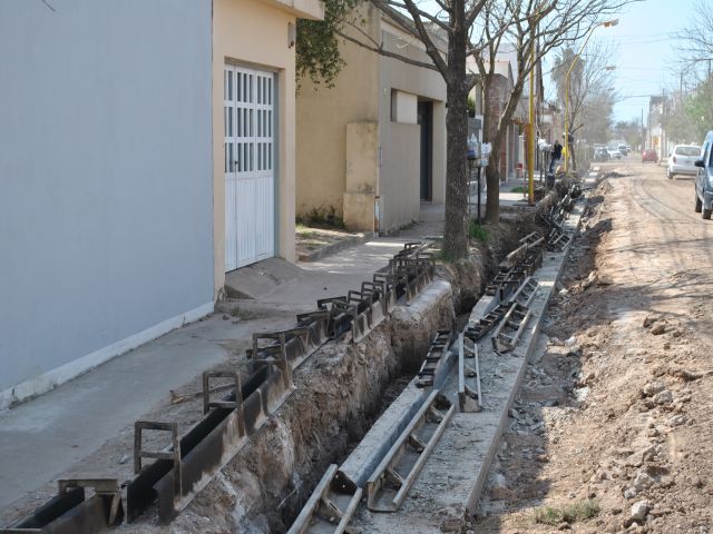 Continúa la obra de cordón cuneta en barrio CISPREN