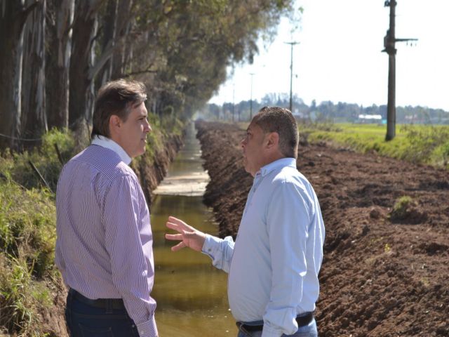 Llaryora supervisó obras hídricas en la ciudad