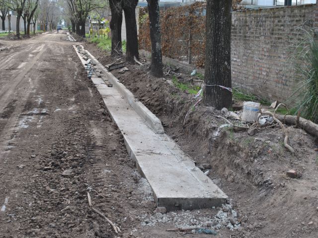 Etapa final del cordón cuneta en barrio El Prado