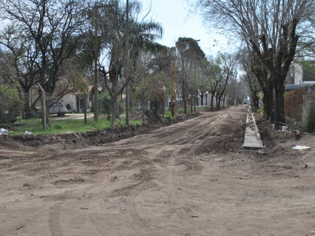 Etapa final del cordón cuneta en barrio El Prado