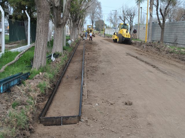 Etapa final del cordón cuneta en barrio El Prado