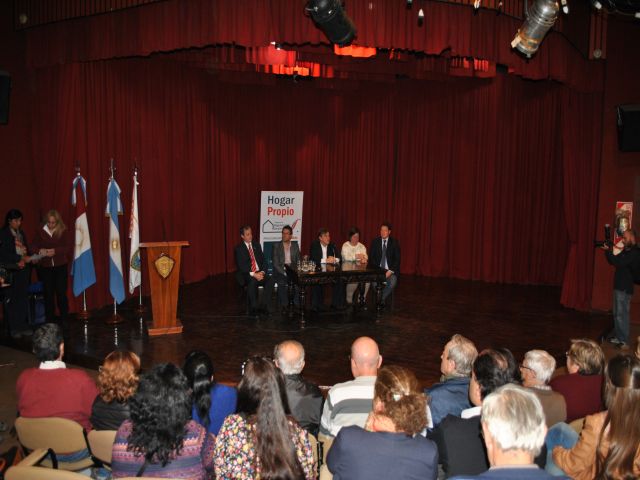 Llaryora entregó 23 escrituras sociales