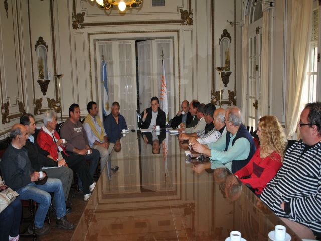 Llaryora se reunió con integrantes de Centros Vecinales