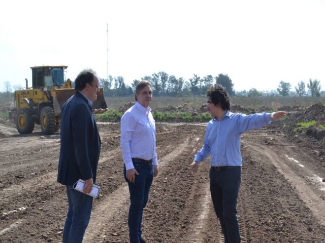 Llaryora recorrió obras en Brisas del Sur