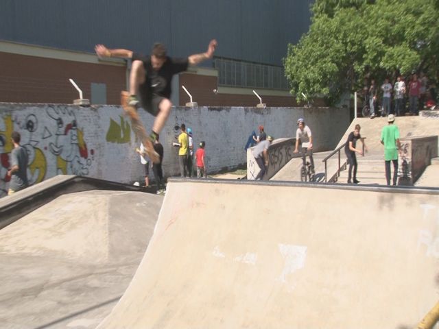 Skaters y bikers coparon el skatepark