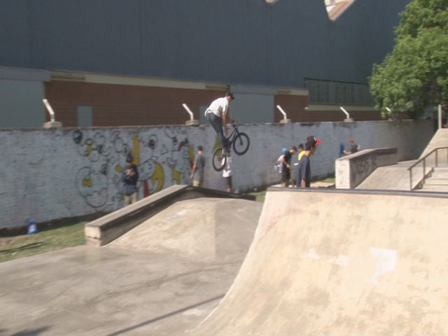 Skaters y bikers coparon el skatepark