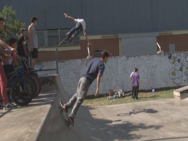Skaters y bikers coparon el skatepark