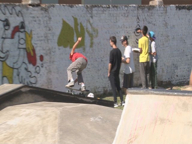 Skaters y bikers coparon el skatepark