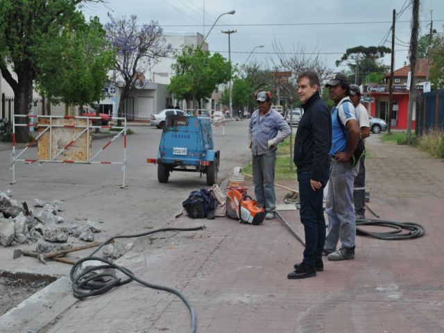 Llaryora recorrió trabajos de bacheo en barrio Consolata
