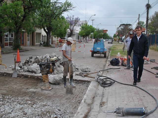 Llaryora recorrió trabajos de bacheo en barrio Consolata