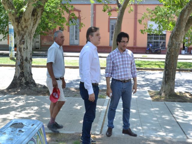 El intendente supervisó la reposición de veredas en la Plaza General Paz