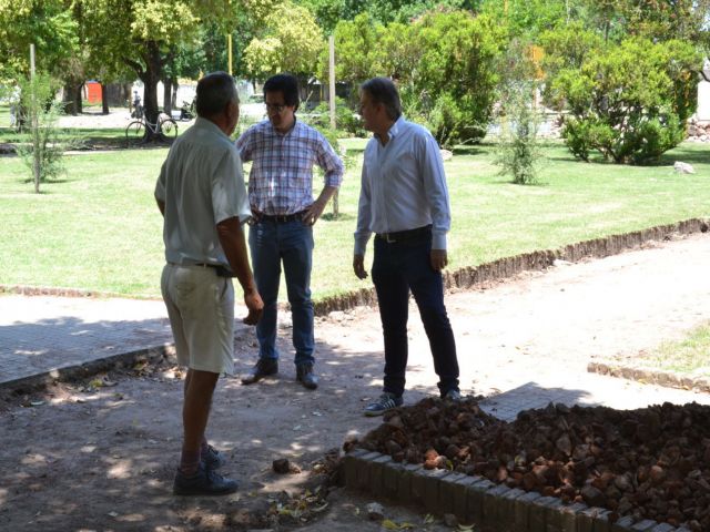 El intendente supervisó la reposición de veredas en la Plaza General Paz