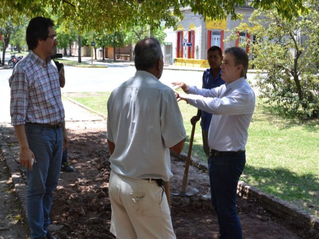 El intendente supervisó la reposición de veredas en la Plaza General Paz