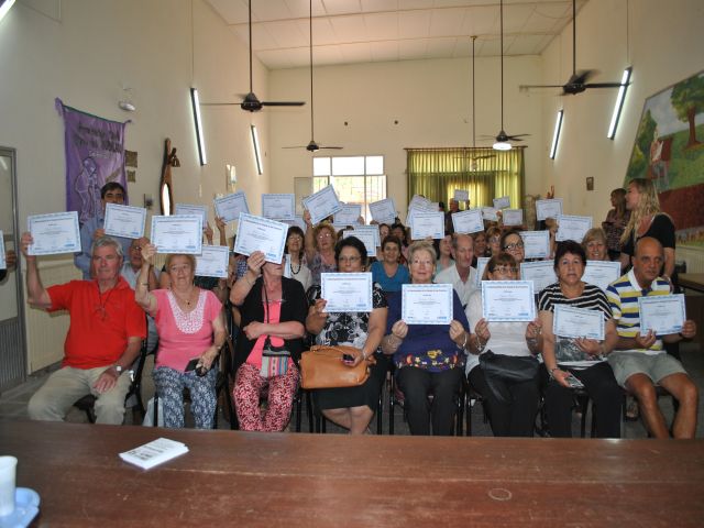 90 adultos mayores recibieron su certificado de computación