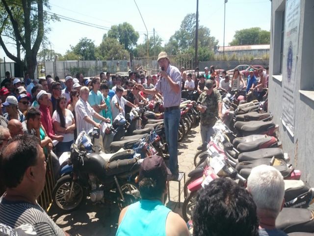Se llevó a cabo el remate de motos y autos 