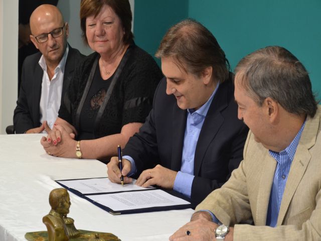 Municipio y provincia firmaron importantes convenios para obras de clocas y desagues