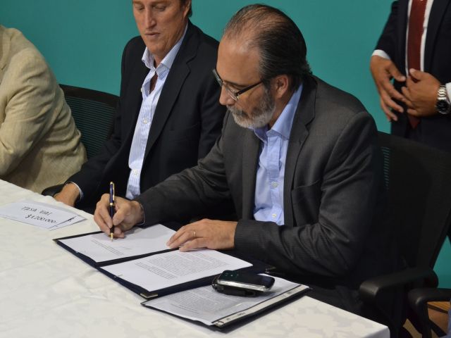 Municipio y provincia firmaron importantes convenios para obras de clocas y desagues