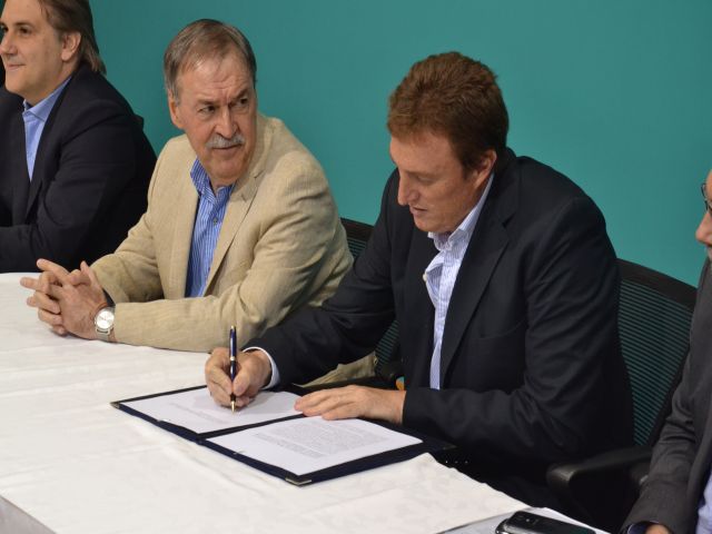 Municipio y provincia firmaron importantes convenios para obras de clocas y desagues