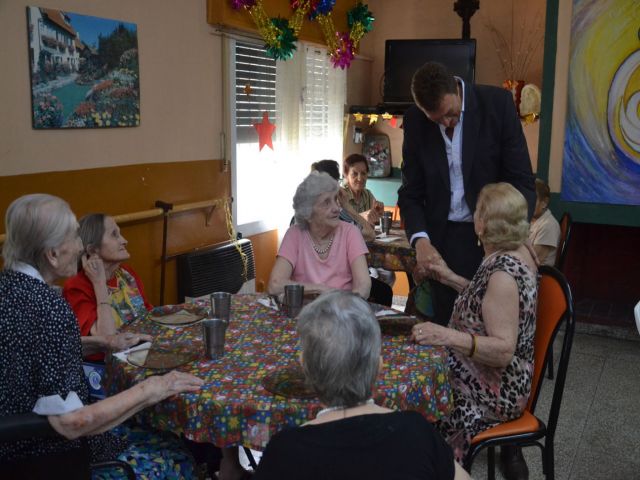 García Aresca participó del festejo de fin de año del Hogar Diehl de Sienra