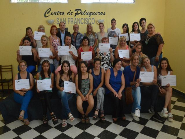 Entrega de certificados de los talleres de Costura y Peluquería Municipal