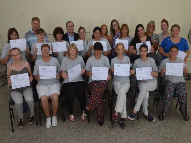 Entrega de certificados de los talleres de Costura y Peluquería Municipal