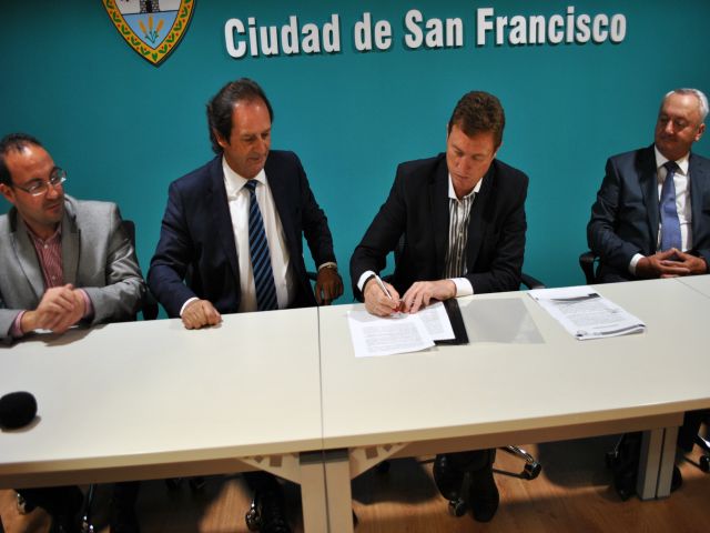 Firma de convenio entre municipio y mutual árabe para mejoras en Guardería M. Aguirre