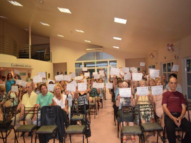 García Aresca entregó certificados a jubilados que participaron de talleres municipales