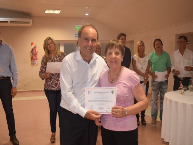 García Aresca entregó certificados a jubilados que participaron de talleres municipales