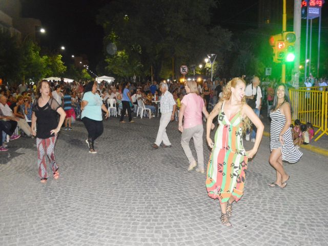 Con gran convocatoria se desarrolló la tercera noche de la Peatonal de la 25