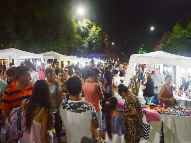 Con gran convocatoria se desarrolló la tercera noche de la Peatonal de la 25