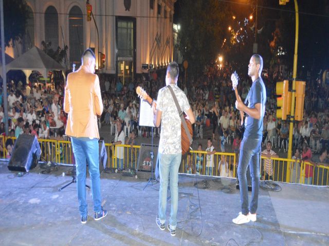 Con gran convocatoria se desarrolló la tercera noche de la Peatonal de la 25