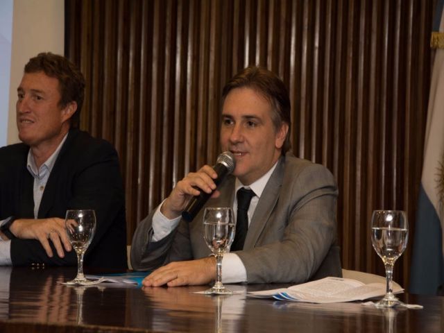 El intendente García Aresca firmó el convenio para la construcción de la nueva cloaca máxima  