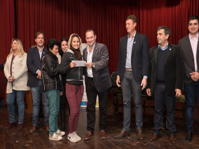 García Aresca entregó tarjetas sociales a 800 beneficiarios de la ciudad