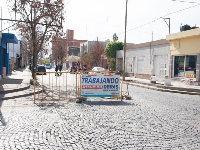 García Aresca supervisó trabajos de bacheo y adoquinado