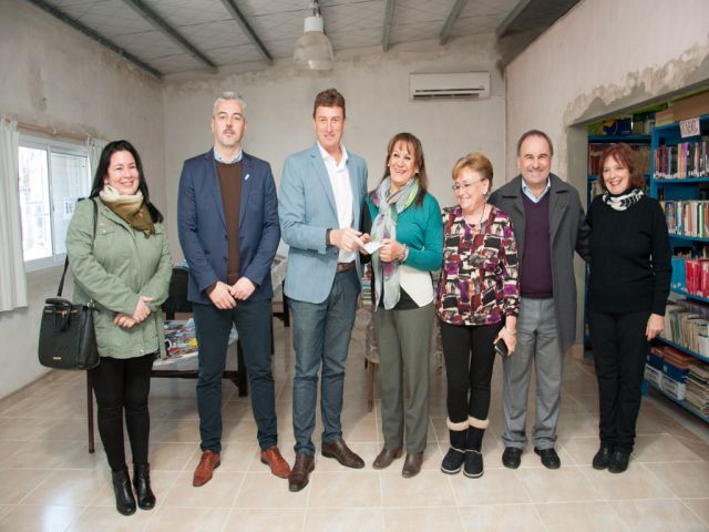 El intendente García Aresca  entregó subsidio a biblioteca popular Mariano Moreno 