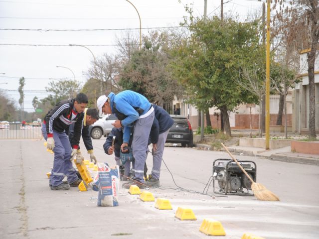 El municipio reemplaza canteros por nuevos mojones en Bv. Roca