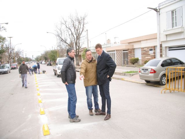 El municipio reemplaza canteros por nuevos mojones en Bv. Roca