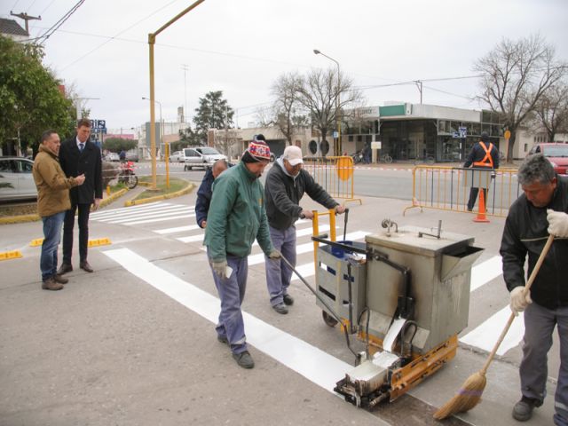 El municipio reemplaza canteros por nuevos mojones en Bv. Roca