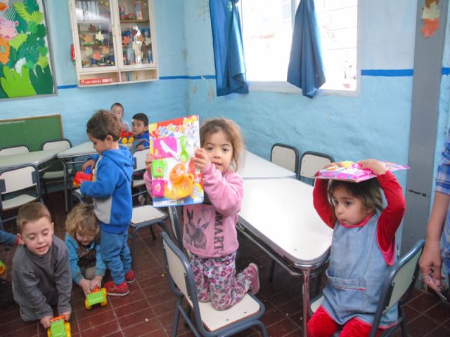 El municipio repartió regalos a las guarderías municipales por el Día del Niño