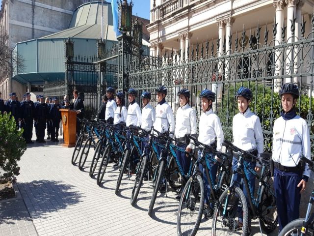 El intendente García Aresca entregó 10 bicicletas al cuerpo de bicipolicías