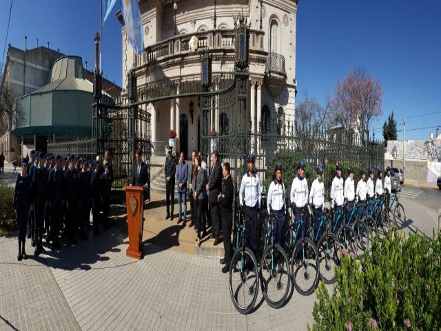 El intendente García Aresca entregó 10 bicicletas al cuerpo de bicipolicías