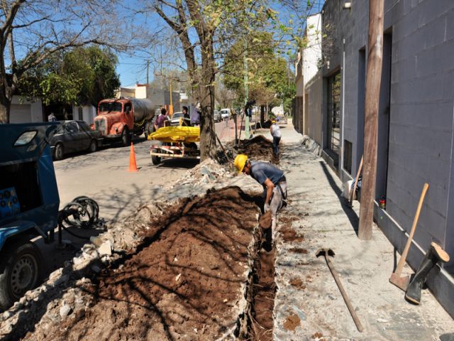 García Aresca supervisó la obra de gas en barrio Hospital 