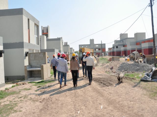 El intendente García Aresca recorrió las obras de las 432 viviendas del plan Procrear 