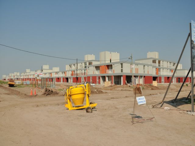 El intendente García Aresca recorrió las obras de las 432 viviendas del plan Procrear 