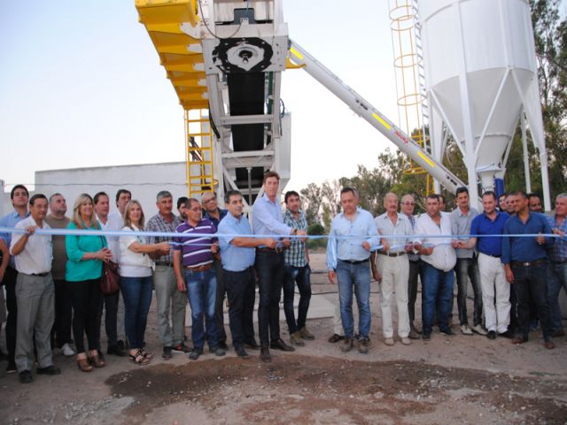 García Aresca inauguró la primera hormigonera municipal